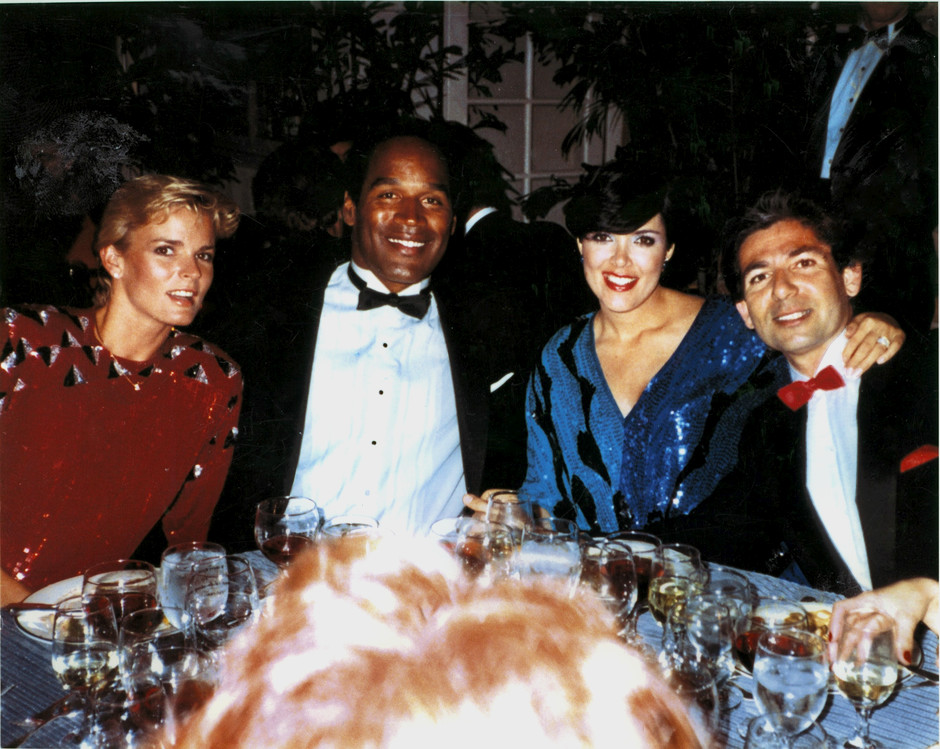 O.J. Simpson mit seinem Anwalt und Freund Robert Kardashian und dessen Frau Kris Jenner