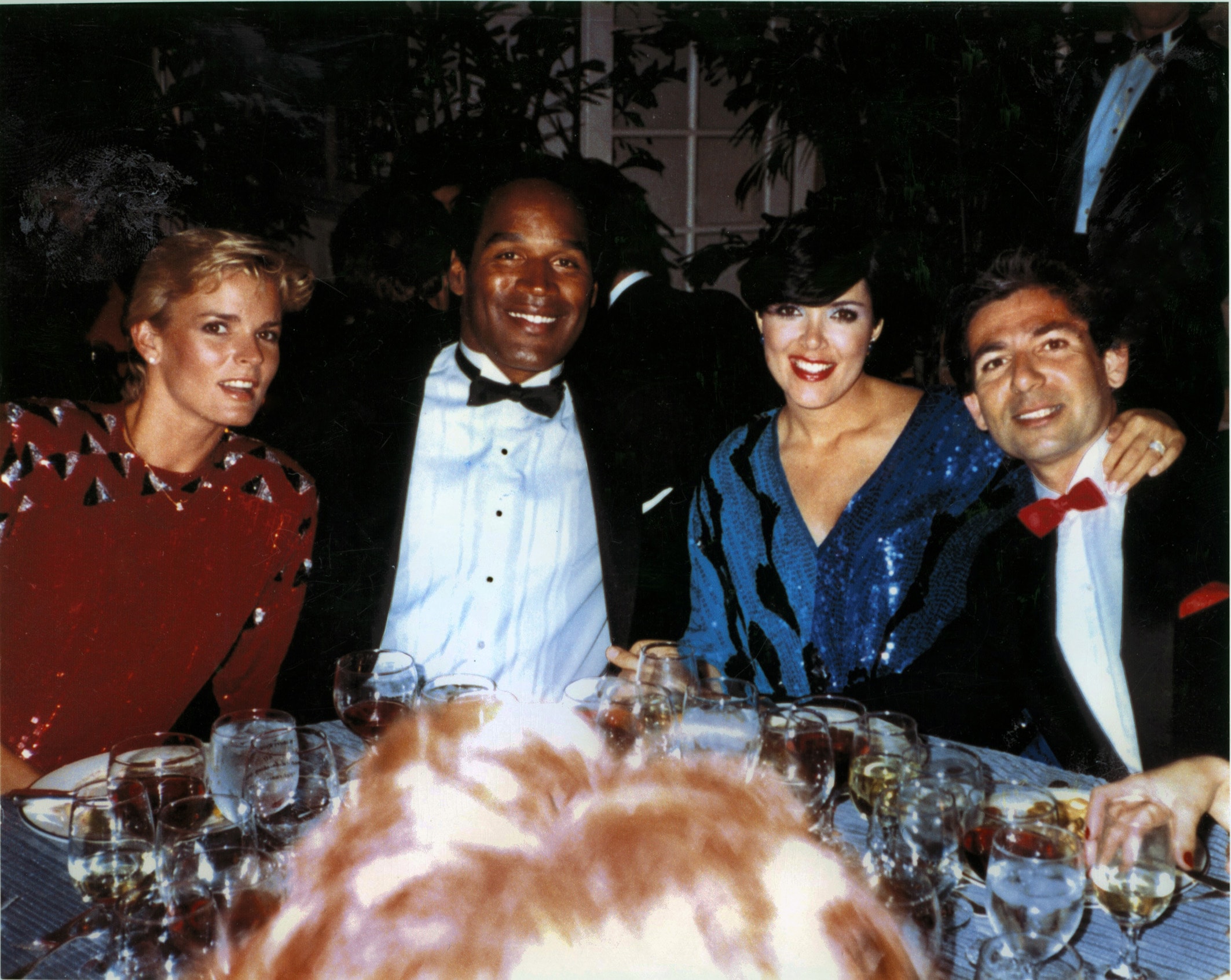 O.J. Simpson mit seinem Anwalt und Freund Robert Kardashian und dessen Frau Kris Jenner